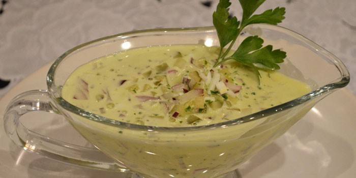 Sauce tartare aux cornichons dans une saucière