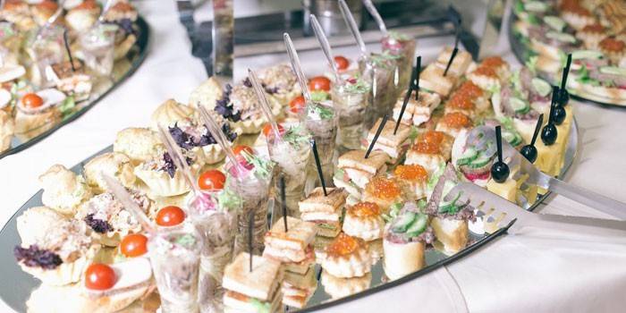 Tartine sul tavolo del buffet
