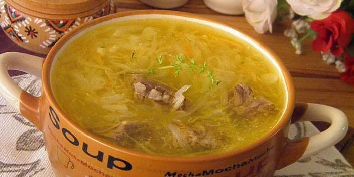 Sopa de col repuda amb guisat en un plat