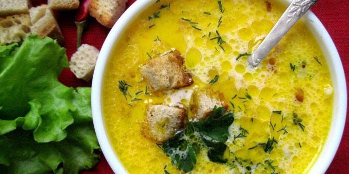 Cheese soup with mushrooms on chicken broth with crackers