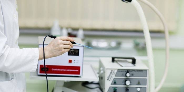 Cuțit cu undă radio în mâinile unui medic