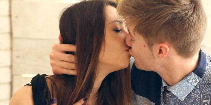 Embrasser un gars et une fille