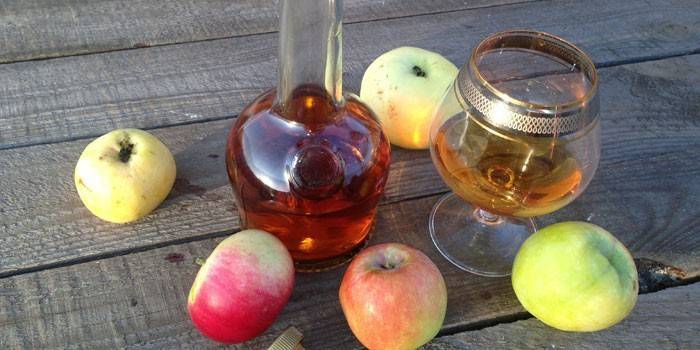 Ābolu Calvados dekantētājā un āboli