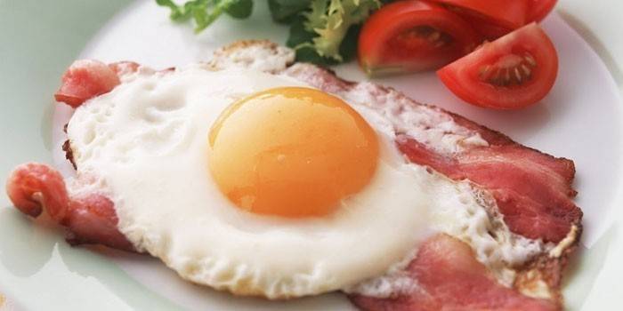 Spiegeleier mit Speck auf einer Platte