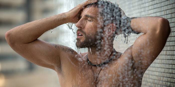 Adam duş alır