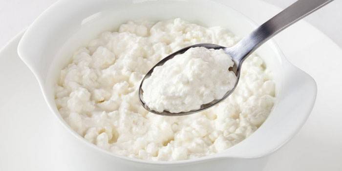 Ostemasse i en tallerken og skje