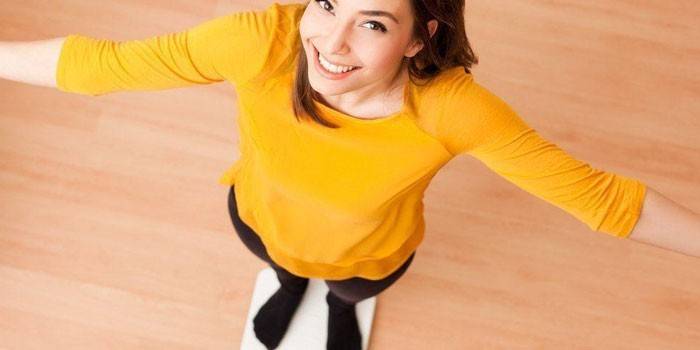 Ölçekler üzerinde duran kız