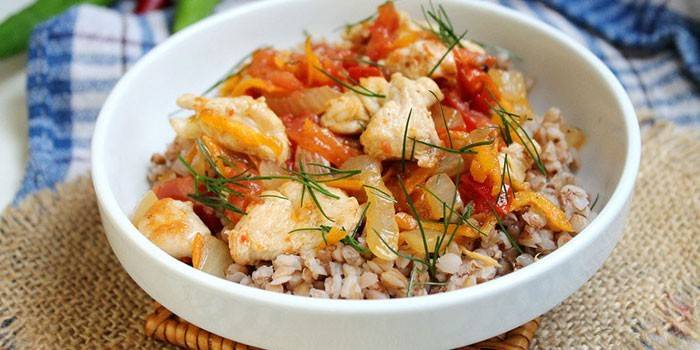 Servindo de mingau de trigo sarraceno com carne e legumes