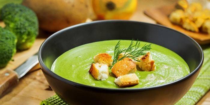 Sopa creme verde com bolachas