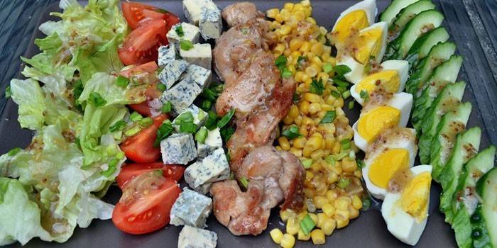 Ensalada Cobb en un plato