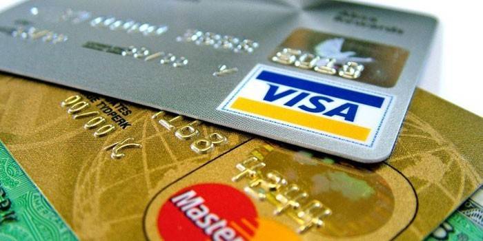 البطاقات البلاستيكية فيزا وماستركارد