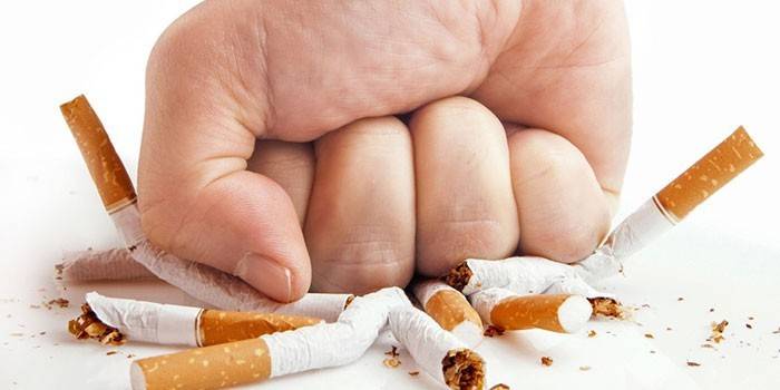Tigarile rupte cu pumnul