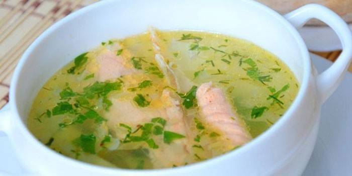 Sopa de trucha en un plato