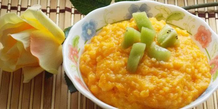 Ein Teller Brei mit Stücken Kiwi