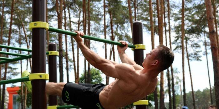 Le mec effectue un exercice sur la barre horizontale