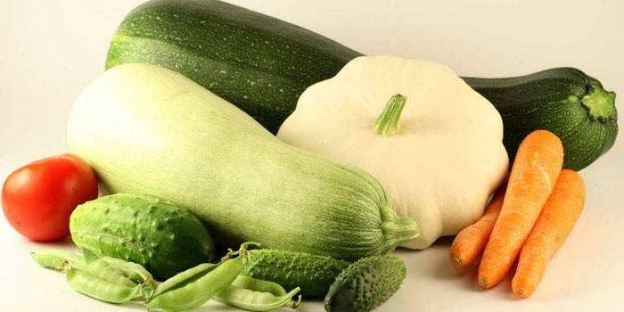 Zucchiniaperitif mit Tomaten