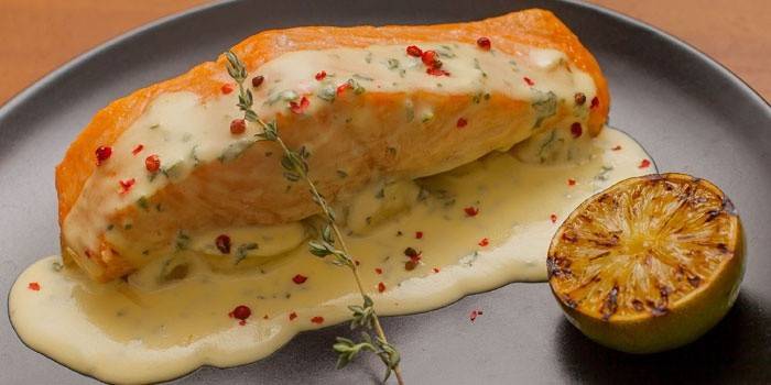 Filete de salmón con salsa de crema
