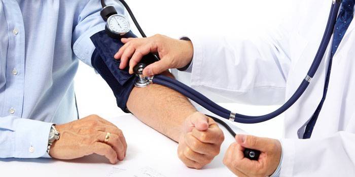 Medic, Hastanın Kan basıncını ölçer