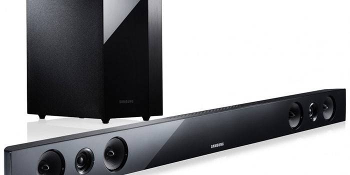 Garso juosta su įmontuotu „Samsung HW-E450“ žemų dažnių garsiakalbiu