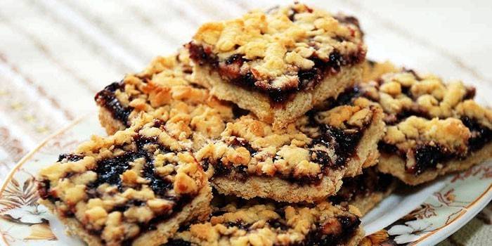 Geriebener Mürbeteig mit Marmeladenfüllung