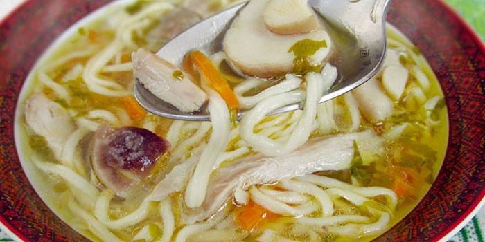 Sopa de macarrão com cogumelos brancos
