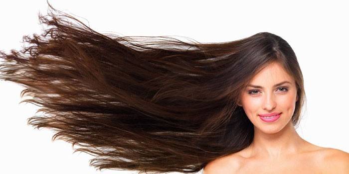 Ragazza con i capelli lunghi