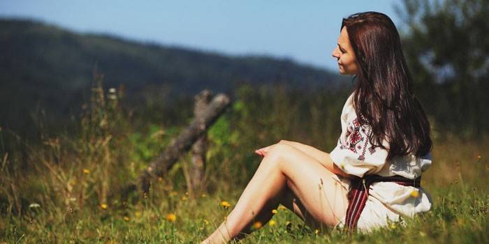 Fille assise sur l'herbe