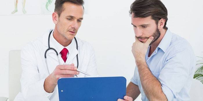 L'uomo all'appuntamento dal dottore