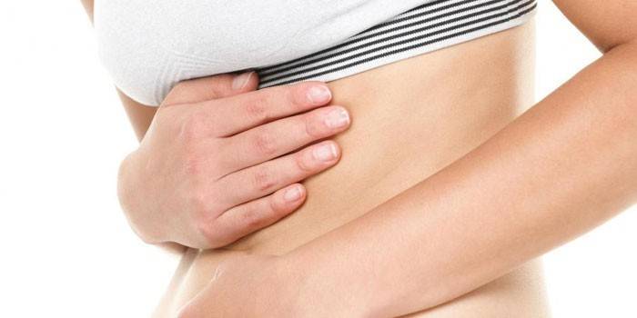 Cô gái nắm tay trên bụng