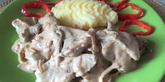 صلصة الصويا في صلصة كريم مع البطاطا المهروسة
