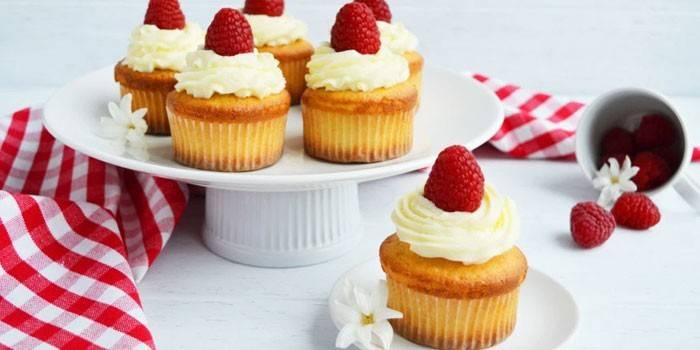 Petits gâteaux faits maison avec de la crème et des framboises