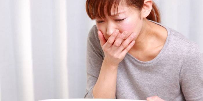 Fille couvre sa bouche avec sa main
