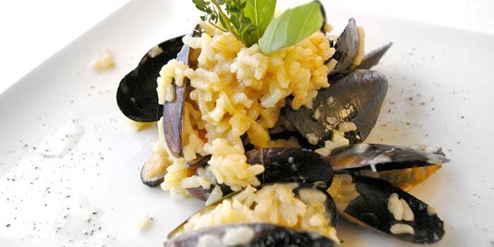 Risotto crémeux aux moules sur une assiette