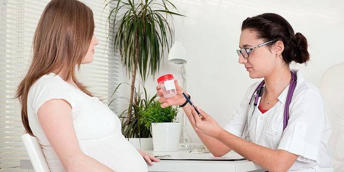Il medico prescrive un'analisi per una ragazza incinta