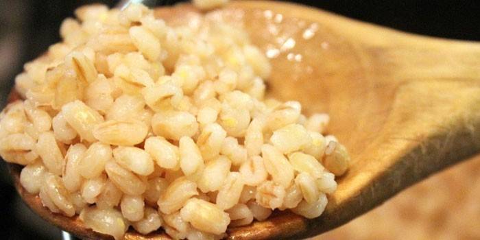 Granos desmenuzables en una cuchara de madera