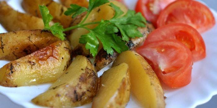 Spicchi di patate in una pentola a cottura lenta