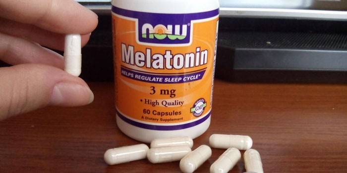 Capsule di melatonina in un barattolo