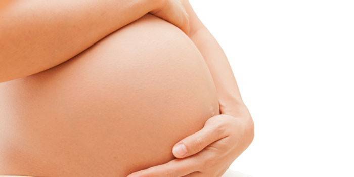 Niña embarazada abrochó su vientre con las manos