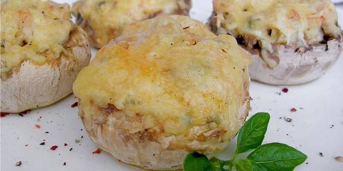 Champignons unter Käse