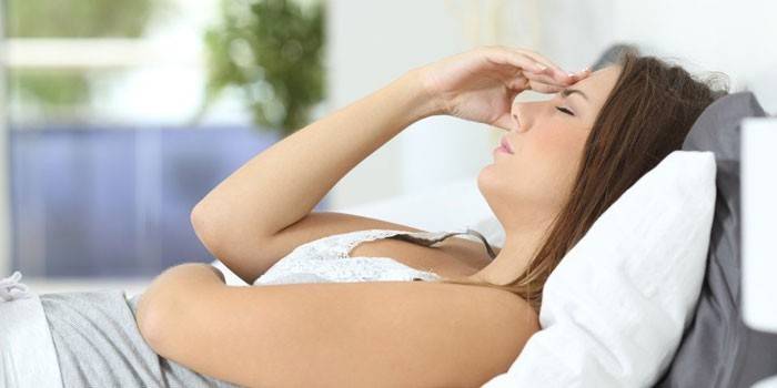 Ragazza sdraiata sul letto
