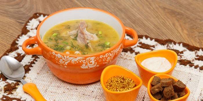 Soupe aux pois avec boeuf tranché