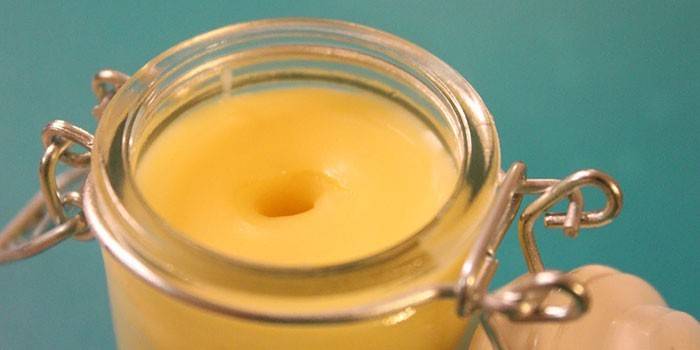 Unguent de propolis într-un borcan