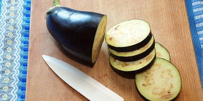 Bir kesme tahtası üzerinde dilimlenmiş patlıcan