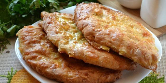 Tortillas chiên với phô mai điền vào đĩa