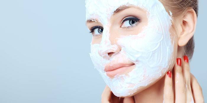 Cô gái với mặt nạ trên mặt