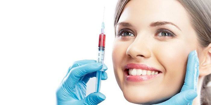 O rosto da menina nas mãos de um médico com uma seringa