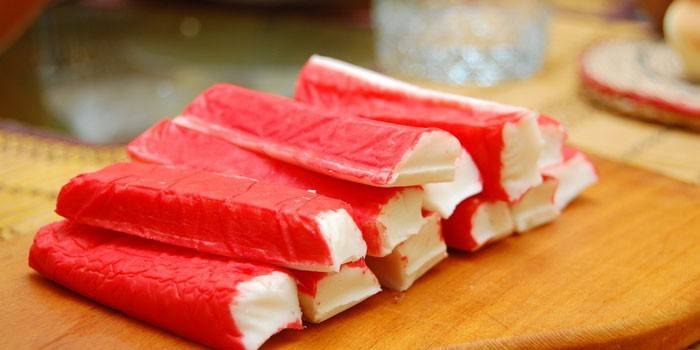 Palitos de cangrejo en una tabla de cortar