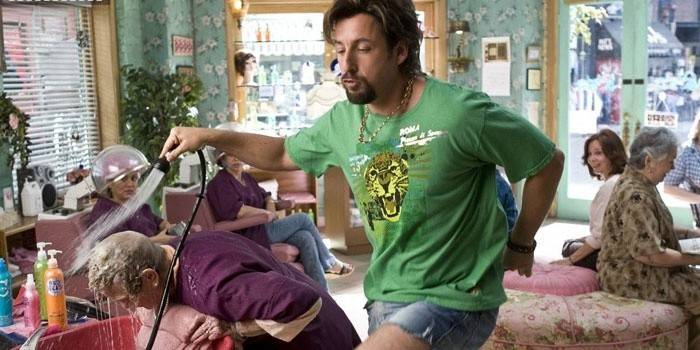 Cadru din film Nu te încurca cu Zohan