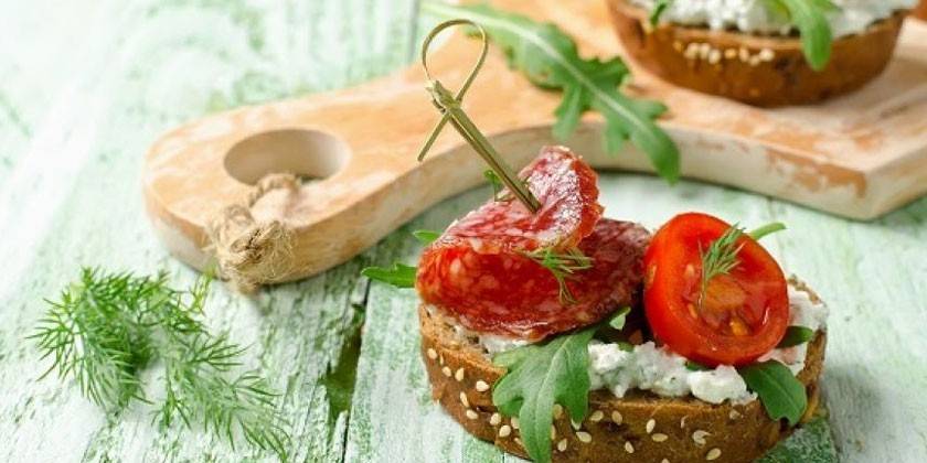 Sviestmaize ar salami un ķiršu tomātiem