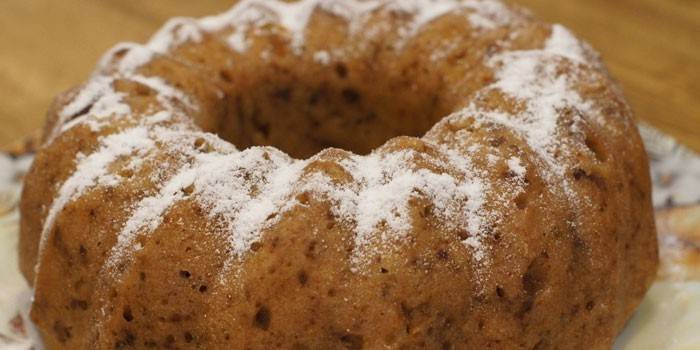 Bolinho pronto com banana polvilhada com açúcar de confeiteiro